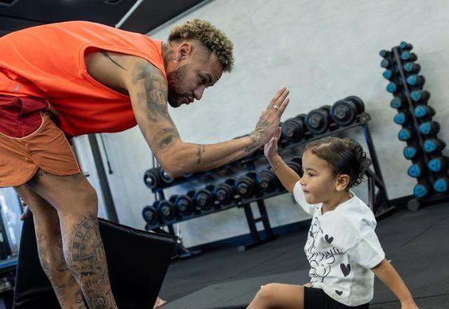 Neymar posa com Mavie.