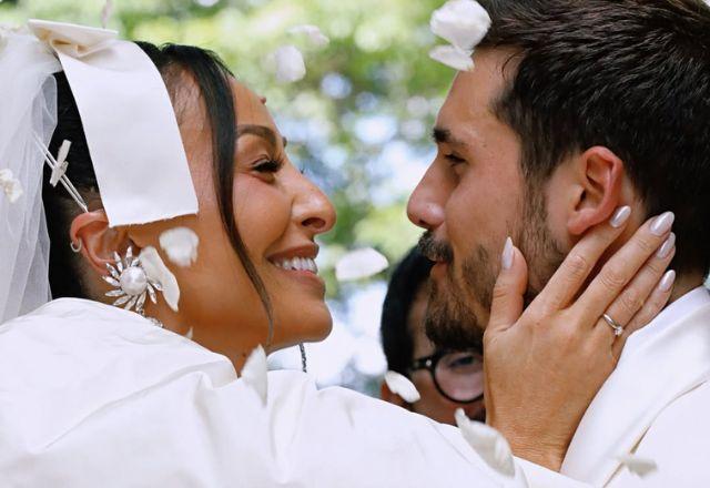 Sabrina e Nicolas posam no casamento.