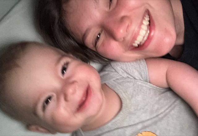 Isabel Veloso posa com o filho.