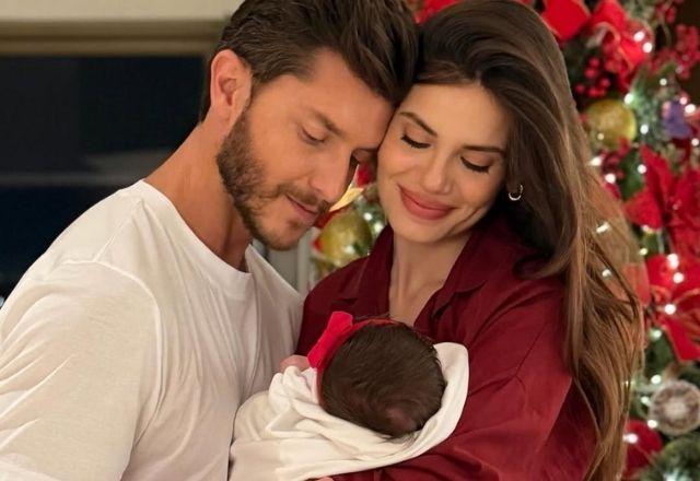 Camila Queiroz e Klebber Toledo posam com a filha Clara.