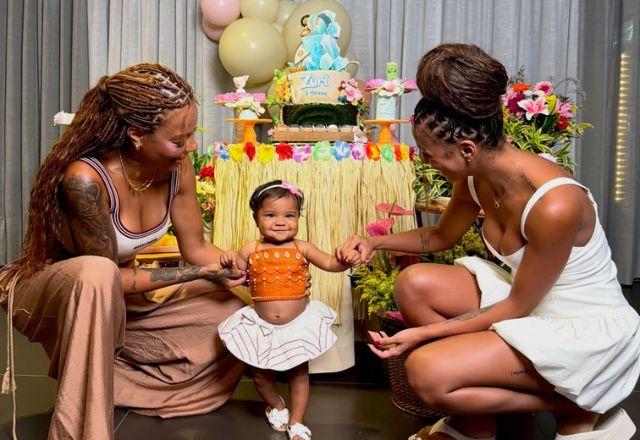 Ludmilla e Brunna ao lado da filha Zuri.