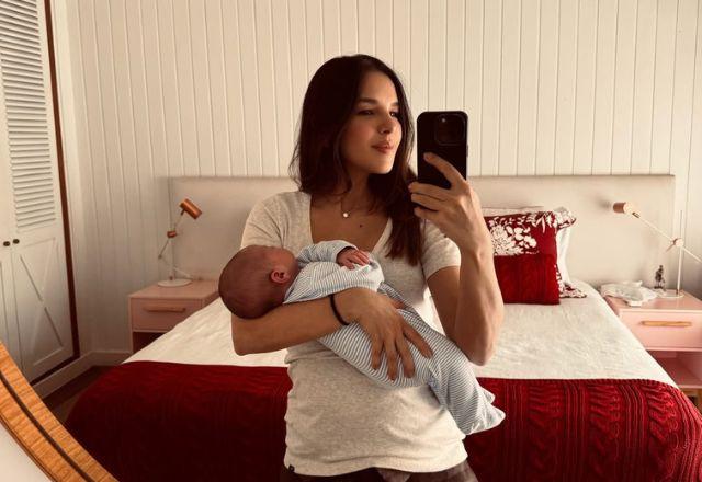 Mariana Rios posa com o filho Palo.