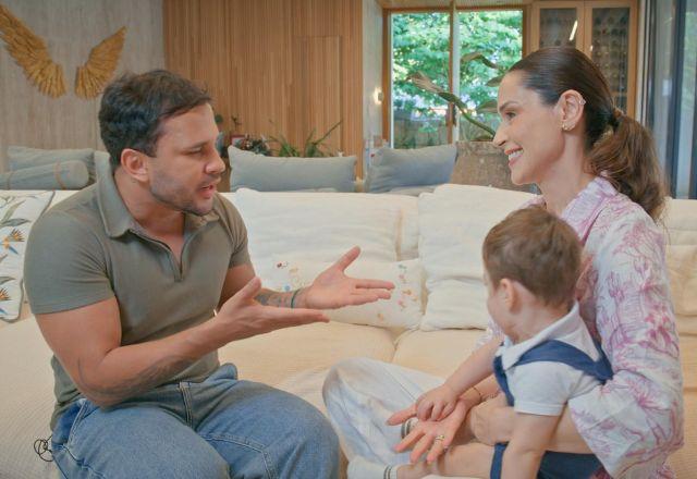 Lucas e Nadja conversam no sofá da casa da apresentadora.