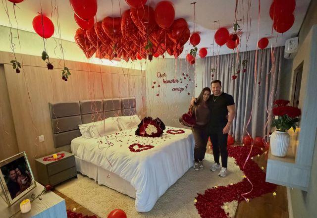 Gracyanne Barbosa é pedida em namoro com surpresa cheia de flores e velas