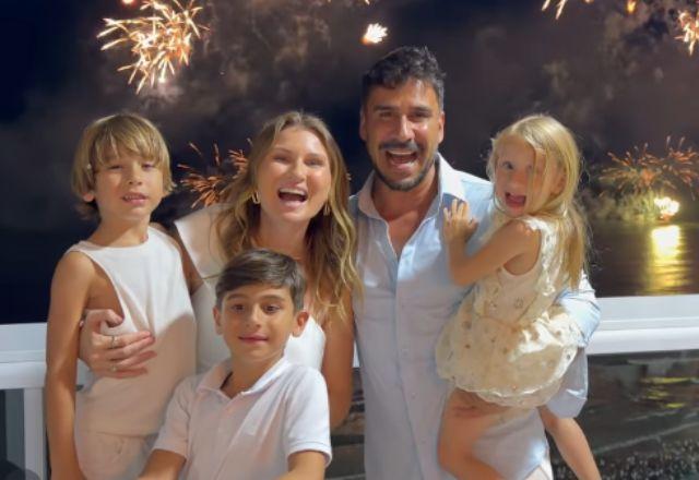 Julio e Karoline posam para foto com os filhos.