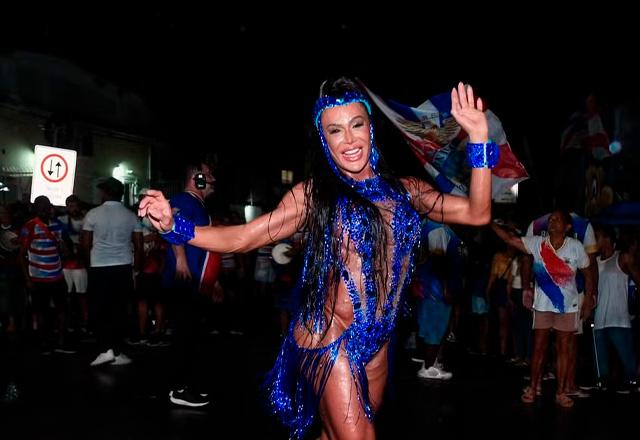 Gracyanne Barbosa posa para foto.