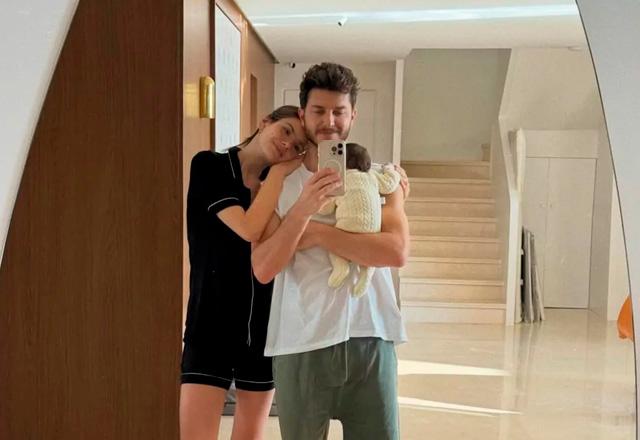 Camila Queiroz, Klebber Toledo e a filha posam juntos para foto.