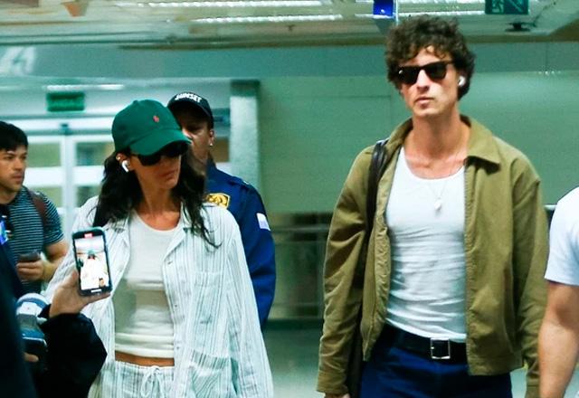 Bruna Marquezine e Shawn Mendes posam juntos para foto.
