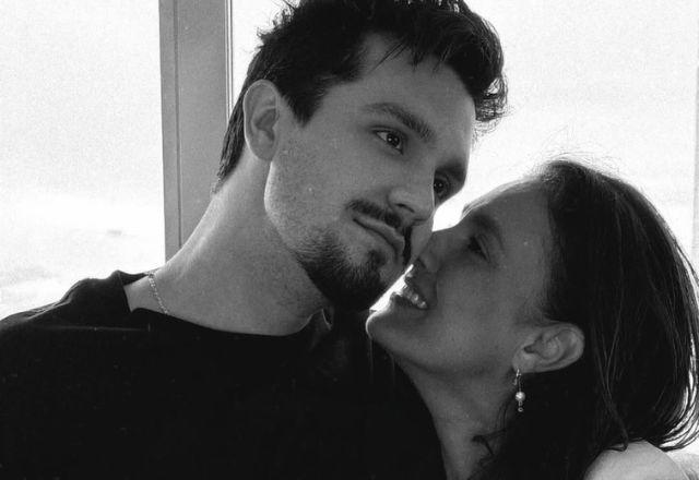 Luan Santana posa para foto com a mãe.