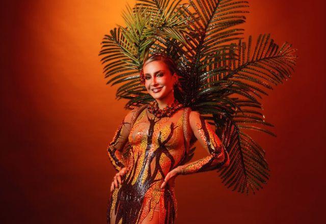 Claudia Leitte posa para foto.