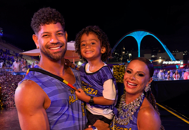 Viviane Araújo ao lado do filho, Joaquim, e do marido