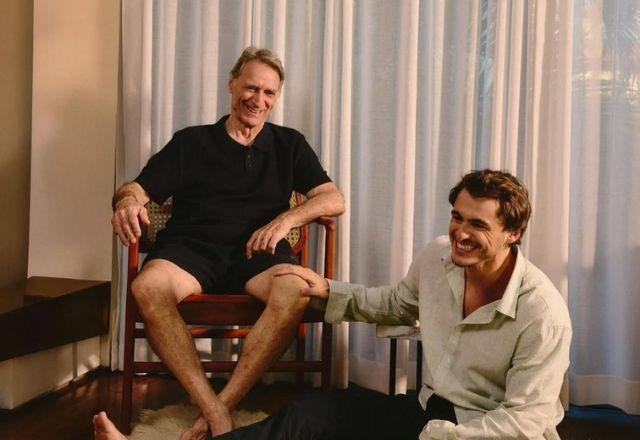 Herson e Lucas Capri posam para foto.