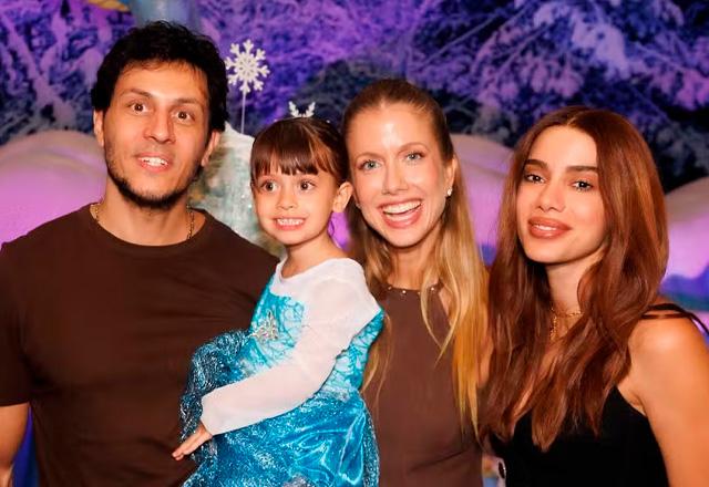 Thiago Mansur, Ava, Gabriela Prioli e Anitta posam juntas para foto.