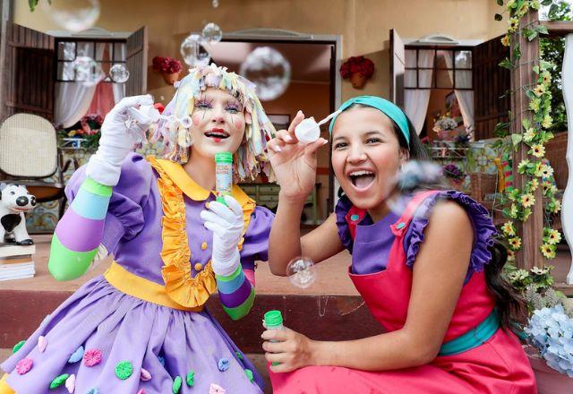 Emilia e Narizinho brincam com bolinhas de sabão.