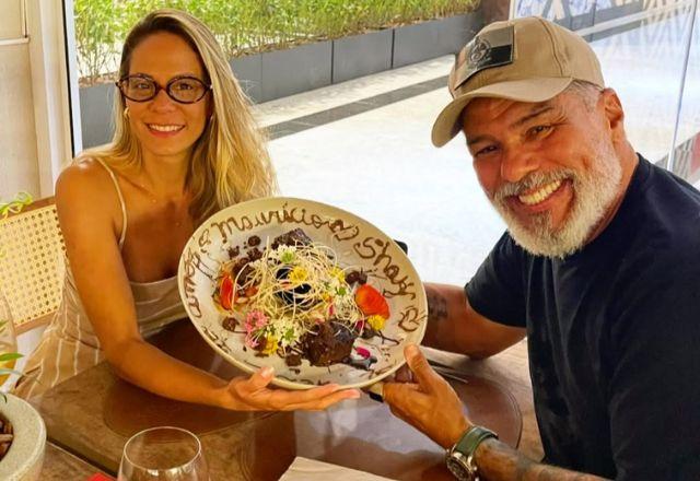 Mauricio Mattar posa com a esposa.