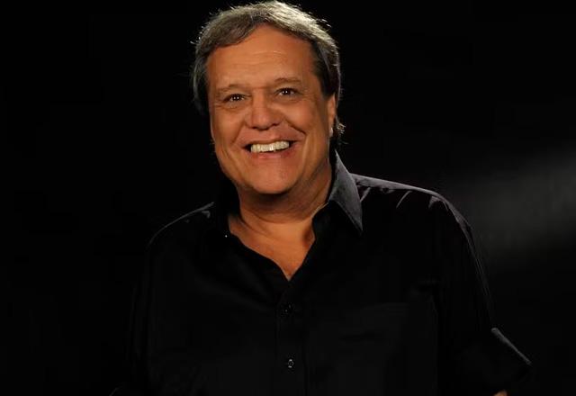Dennis Carvalho posa para foto.