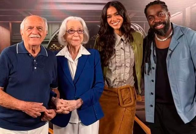 Ary Fontoura, Fernanda Montenegro,  Bruna Marquezine e Lázaro Ramos posam juntos para foto.