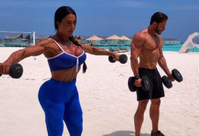Gracyanne Barbosa com o namorado malhando na praia.