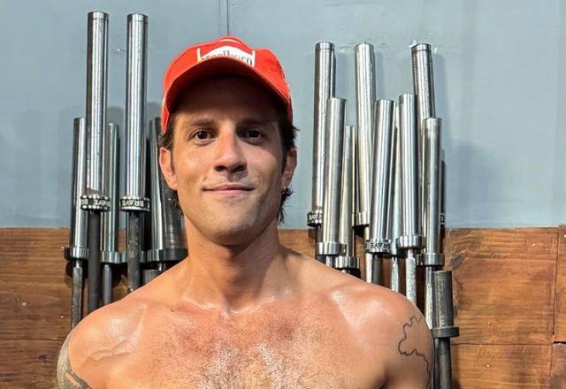 Chay Suede posa sem camisa após treino e chama atenção nas redes sociais