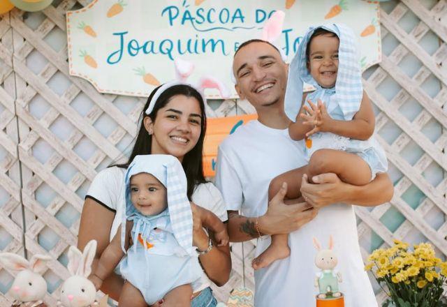 João Gomes posa com os filhos e com a esposa Ary Mirelle.