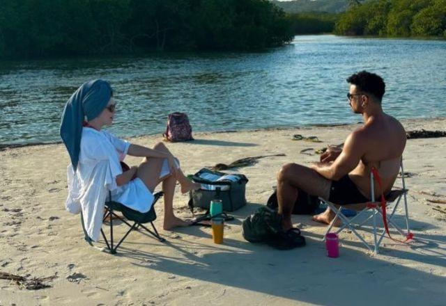 Sérgio Malheiros e Sophia Abrahão posam para foto.