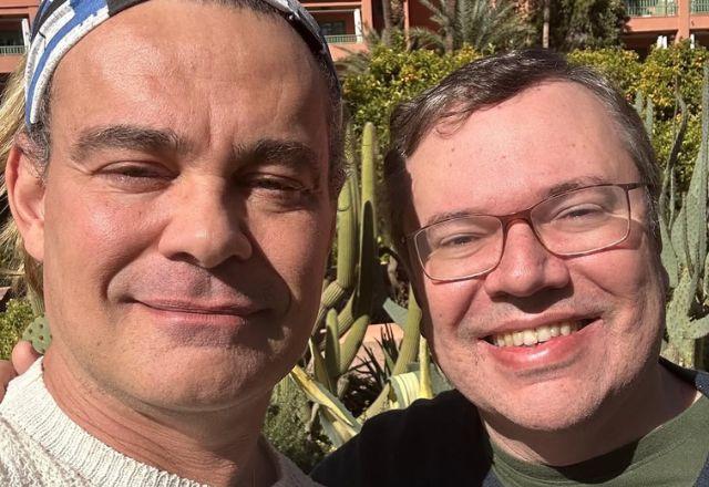 Carmo Dalla Vecchia posa ao lado de João Emanuel Carneiro.