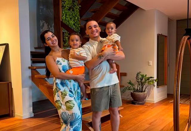 Ary Marielle e João Gomes posam para foto com os filhos.