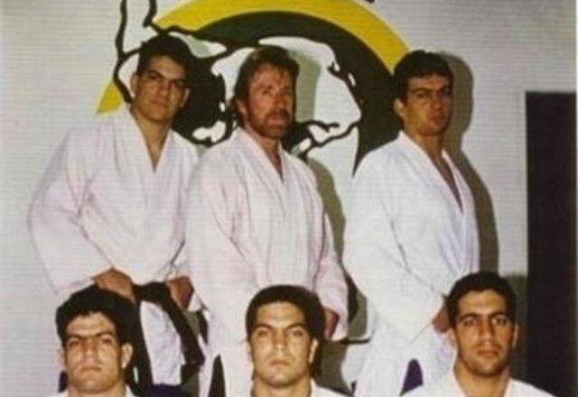Chuck Norris durante treino no Brasil