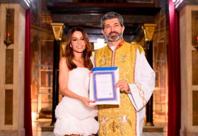 Maiara passa pela crisma na igreja