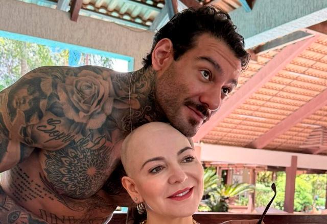 Lucas Lucco e a mãe posam juntos em foto.