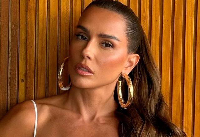 Deborah Secco posa para foto.
