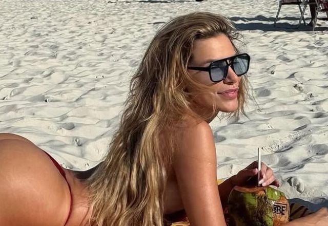 Erika Schneider renova bronzeado e chama atenção com cliques de biquíni