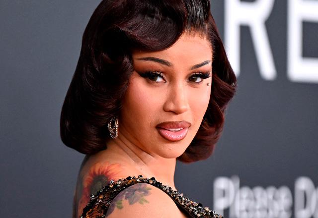 Cardi B posa para foto.