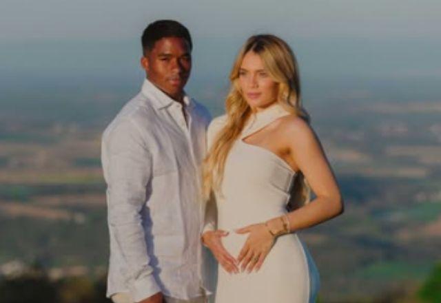 Na foto temos Endrick e Gabriely Miranda. A influenciadora está com a mão na barriga anunciam gravidez