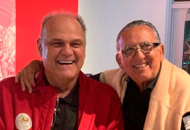 Oscar Schmidt e Galvão Bueno posam juntos para foto.