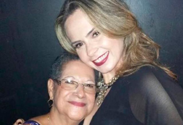 Dona Geralda e Ana Paula Renault posam juntos para foto.
