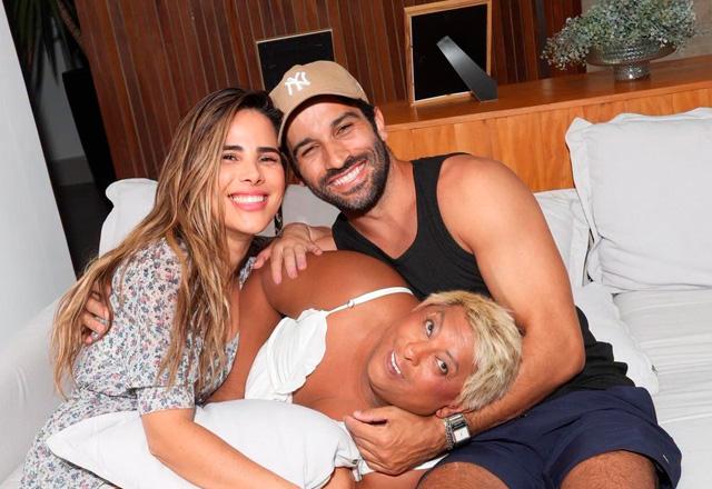 Wanessa, Patixa e Bruno Bevan posam juntos para foto.
