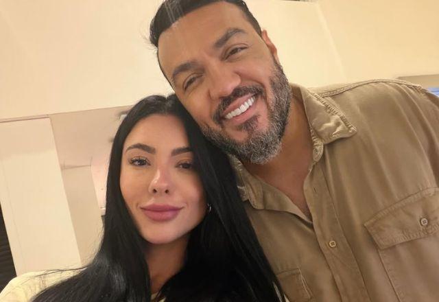 Rayane e Belo posam para foto.