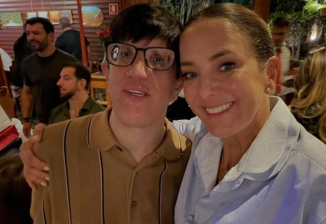 Ticiane e Fernando Pinheiro se abraçam em foto.