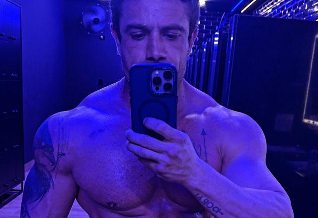 Rafael Cardoso surge sem camisa, exibe shape musculoso e impressiona seguidores