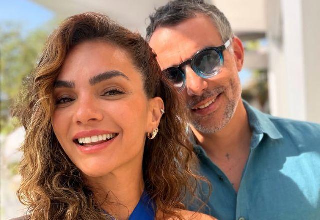Kelly Key e Mico Freitas tiram uma selfie.