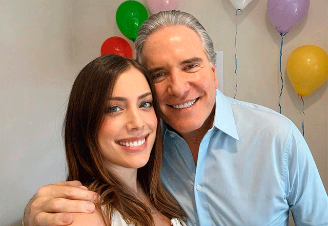 Roberto Justus abraçado com a filha Fabiana Justus