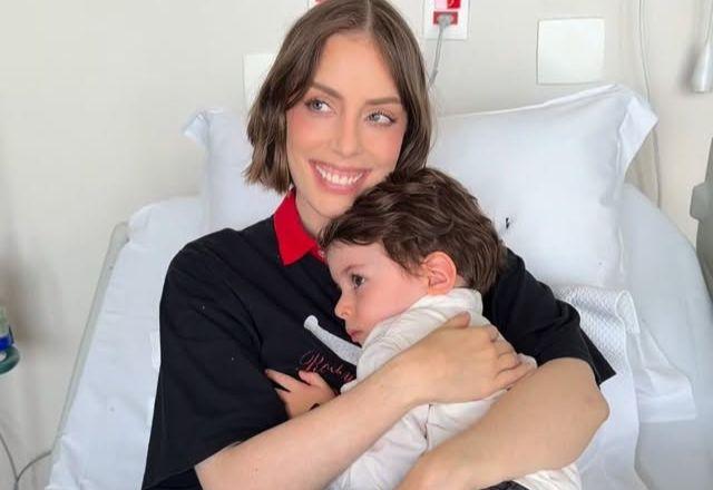 Fabiana Justus com o filho Luigi no colo.