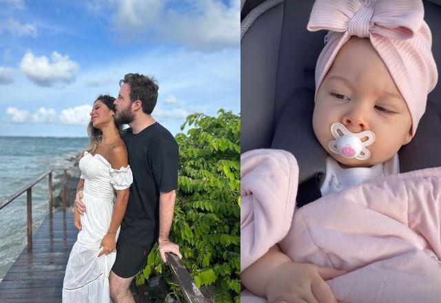 Thiago Nigro passeia com a filha Eloah em carrinho, ao ar livre, enquanto a bebê aparece com look rosa e expressão tranquila