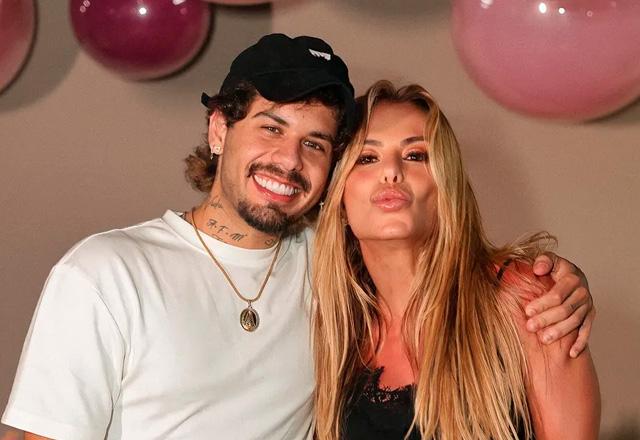 Zé Felipe e Poliana posam juntos para foto.