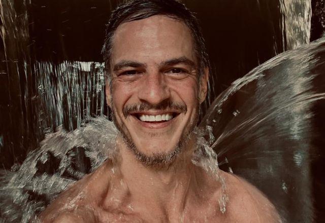 Imagem da notícia: Mateus Solano reage a cantada de fã após ficar solteiro: "Será que eu tenho chance?" Imagem da notícia: Mateus Solano reage a cantada de fã após ficar solteiro: "Será que eu tenho chance?"