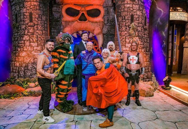 Imagem da notícia: Garcia Júnior fala sobre seu retorno como dublador de He-Man e entrevista Nicholas Galitzine e Camila Mendes em especial do "The Noite" Imagem da notícia: Garcia Júnior fala sobre seu retorno como dublador de He-Man e entrevista Nicholas Galitzine e Camila Mendes em especial do "The Noite"