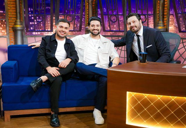 Imagem da notícia: Lucas Almeida e Guilherme Gomes revelam histórias inusitadas da faxina e limpeza de casas de acumuladores no "The Noite" Imagem da notícia: Lucas Almeida e Guilherme Gomes revelam histórias inusitadas da faxina e limpeza de casas de acumuladores no "The Noite"
