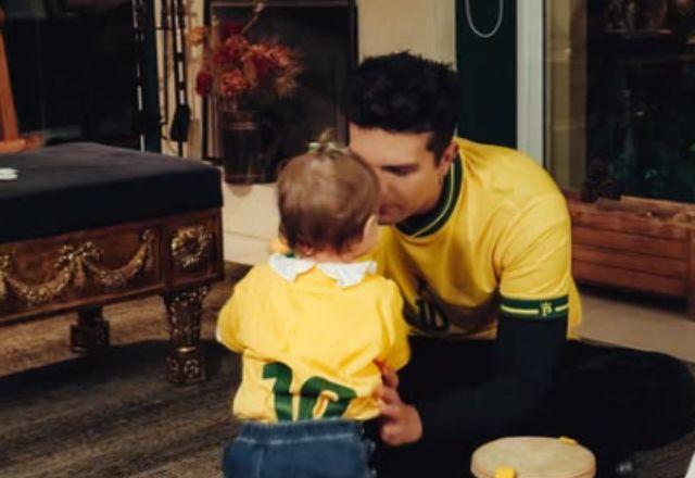 Imagem da notícia: Luan Santana exibe momento raro com filha na Copa