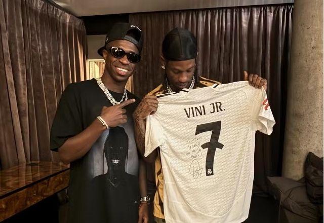 Imagem da notícia: Travis Scott exibe foto de Vini Jr e reforça amizade